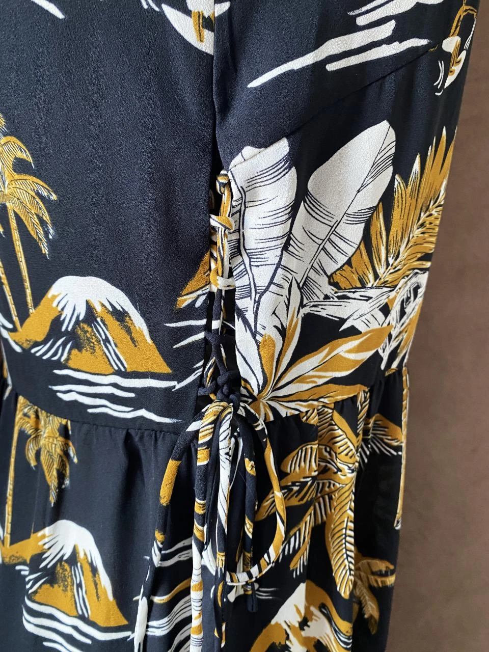 H&M mid-length dress size 34 black with ochre & white tropical print – V-back, side lacing – photo 5